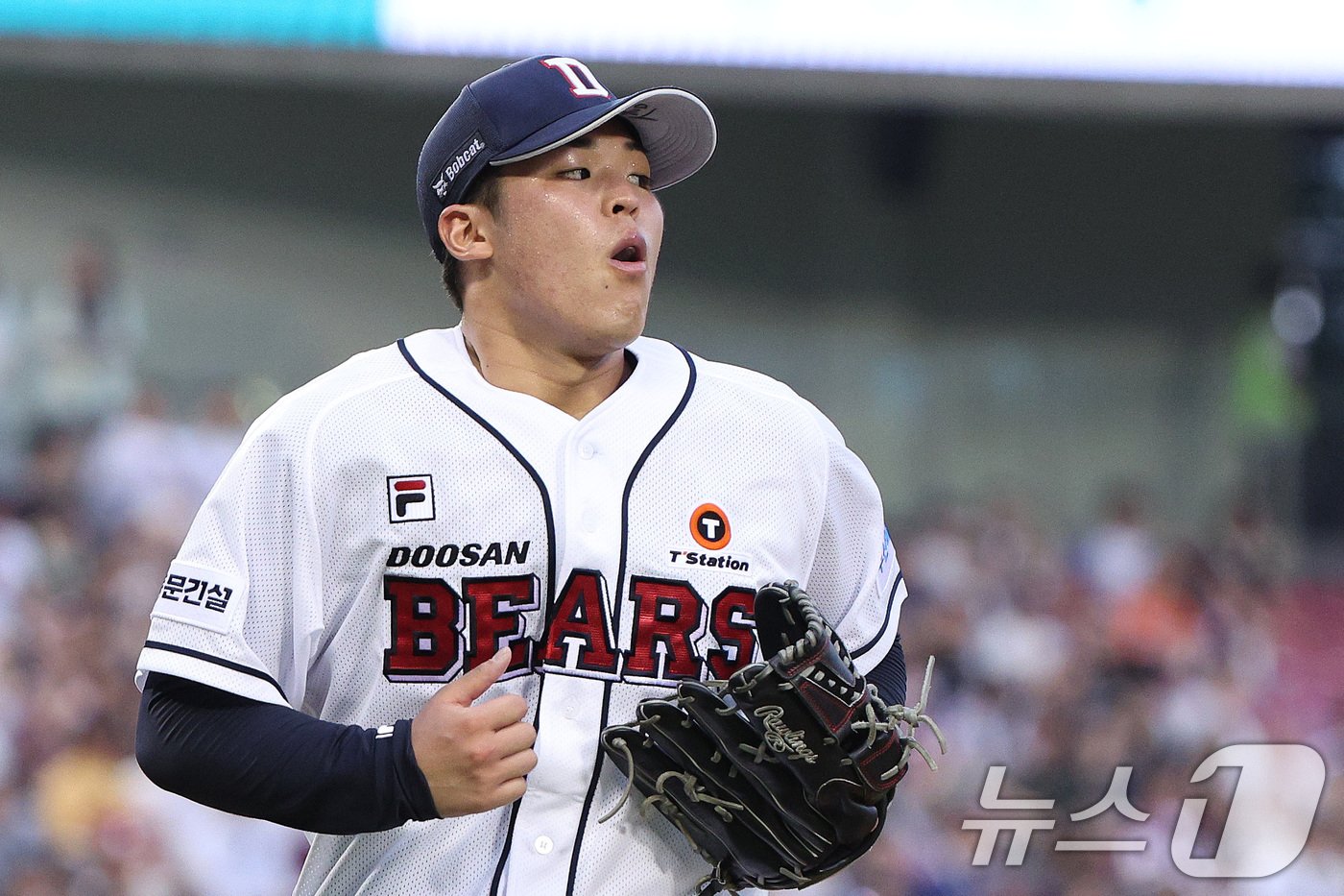 본문 이미지 - 25일 오후 서울 송파구 잠실야구장에서 열린 ‘2024 신한 SOL 뱅크 KBO리그’ 키움 히어로즈와 두산 베어스의 경기에서 4회초를 1실점으로 막은 두산 선발 시라카와가 안도의 한숨을 내쉬고 있다. 2024.7.25/뉴스1 ⓒ News1 신웅수 기자