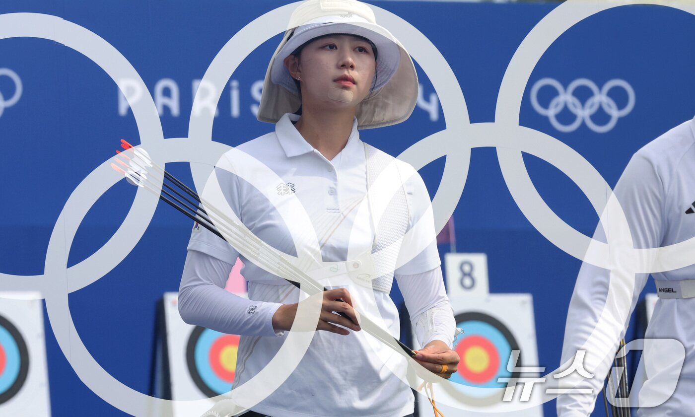 2024 파리올림픽 대한민국 양궁대표팀 임시현이 25일(한국시간) 프랑스 파리 레쟁발리드에서 열린 여자 개인 랭킹 라운드에서 점수 확인을 위해 이동하고 있다. 이날 임 선수는 694점으로 세계신기록을 세웠다. (다중노출 촬영) 2024.7.25/뉴스1 ⓒ News1 이동해 기자