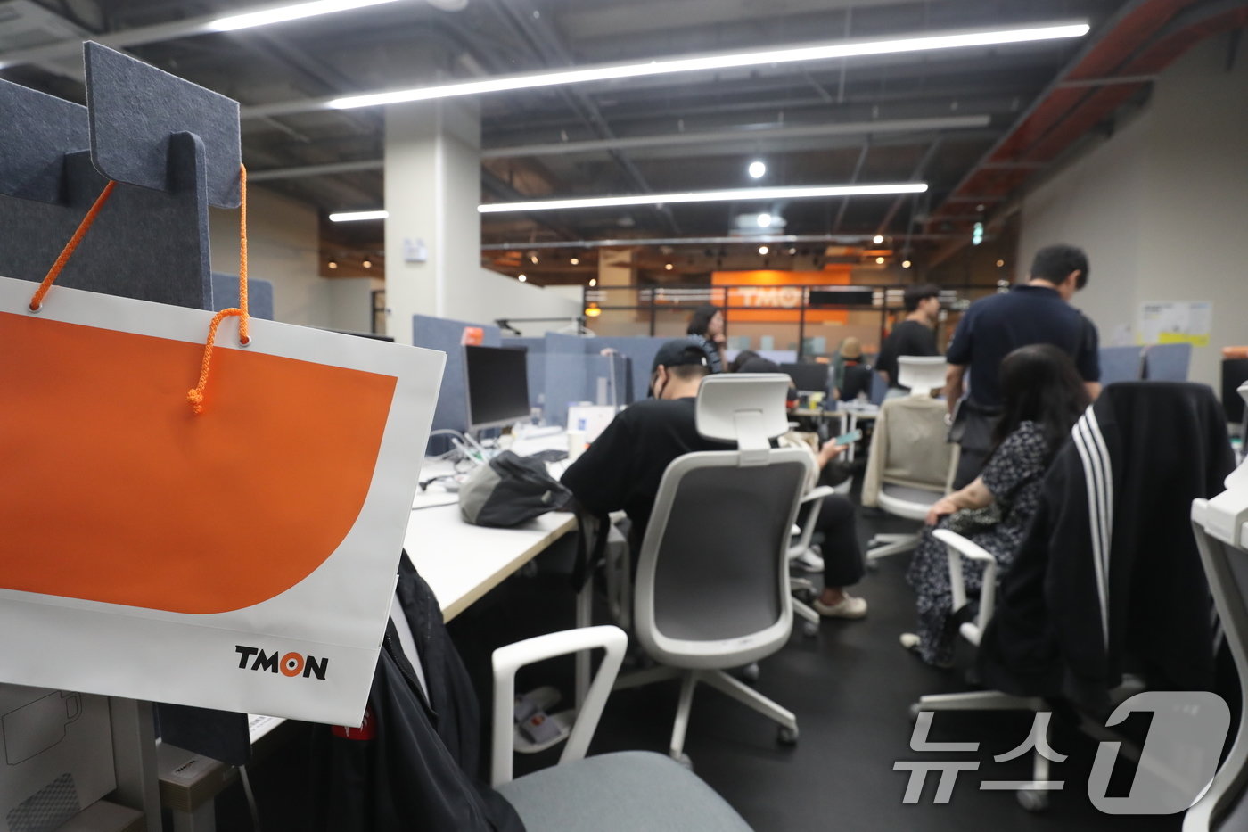 본문 이미지 - 25일 오후 서울 강남구 티몬 신사옥에서 정산·환불 지연 사태로 피해를 입은 시민들이 사태 해결을 요구하며 점거하고 있다. 2024.7.25/뉴스1 ⓒ News1 이승배 기자