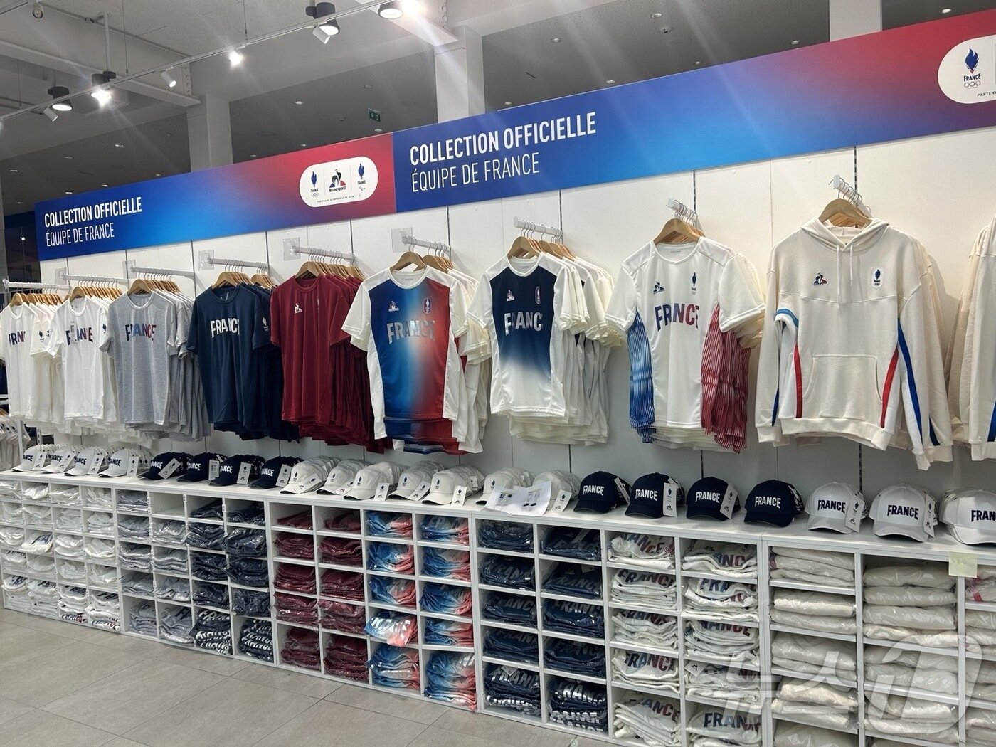 본문 이미지 - 2024 파리 올림픽 테니스 경기가 열리는 롤랑가로스 스타디움 내 공식 스토어에 많은 종류의 티셔츠가 진열돼 있다. 2024.7.24/뉴스1 ⓒ News1 문대현 기자