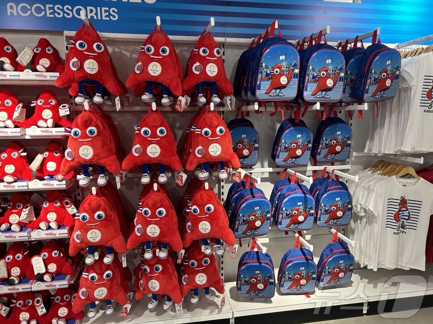 본문 이미지 -  2024 파리 올림픽·패럴림픽 공식 마스코트 '프리주'(Phryge)를 활용해 만든 가방들 . 2024.7.24/뉴스1 ⓒ News1 문대현 기자