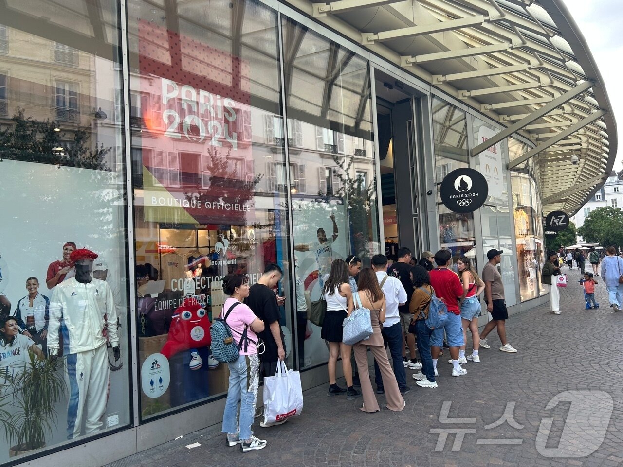본문 이미지 - 24일 파리 시내 최다 유동인구 지역인 샤틀레 레알에 위치한 쇼핑몰 '웨스트필드 포럼 데 알'(Westfield Forum des Halles)에 올림픽 공식 스토어가 입점했다. 사람들이 스토어에 들어가기 위해 줄을 서고 기다리고 있다. 2024.7.24/뉴스1 ⓒ News1 문대현 기자