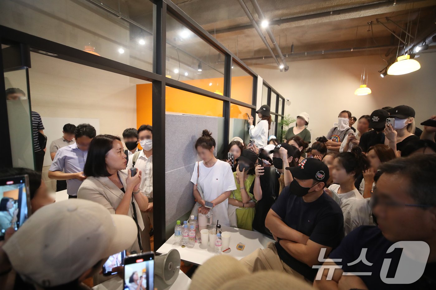 본문 이미지 - 25일 오후 서울 강남구 티몬 신사옥에서 정산·환불 지연 사태로 피해를 입은 시민들이 사태 해결을 요구하며 점거 농성을 하는 가운데 공정위 직원이 피해자들에게 상황 설명을 하고 있다. 2024.7.25/뉴스1 ⓒ News1 이승배 기자