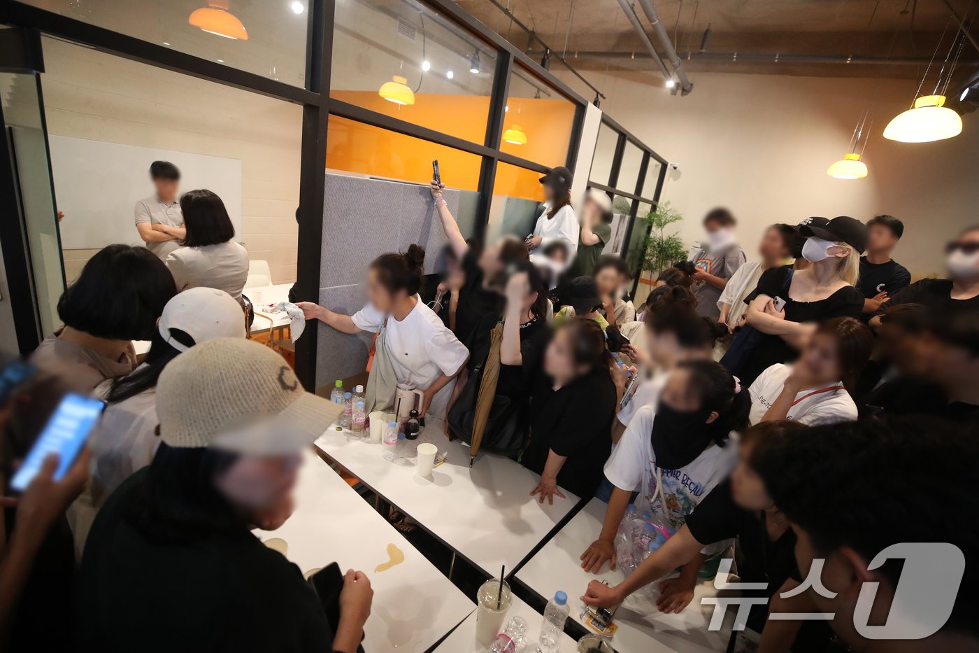 본문 이미지 - 25일 오후 서울 강남구 티몬 신사옥에서 정산·환불 지연 사태로 피해를 입은 시민들이 사태 해결을 요구하며 점거하고 있다. 2024.7.25/뉴스1 ⓒ News1 이승배 기자
