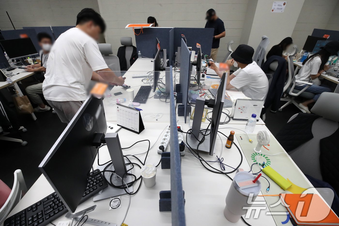 본문 이미지 - 25일 오후 서울 강남구 티몬 신사옥에서 정산·환불 지연 사태로 피해를 입은 시민들이 사태 해결을 요구하며 점거하고 있다. 2024.7.25/뉴스1 ⓒ News1 이승배 기자