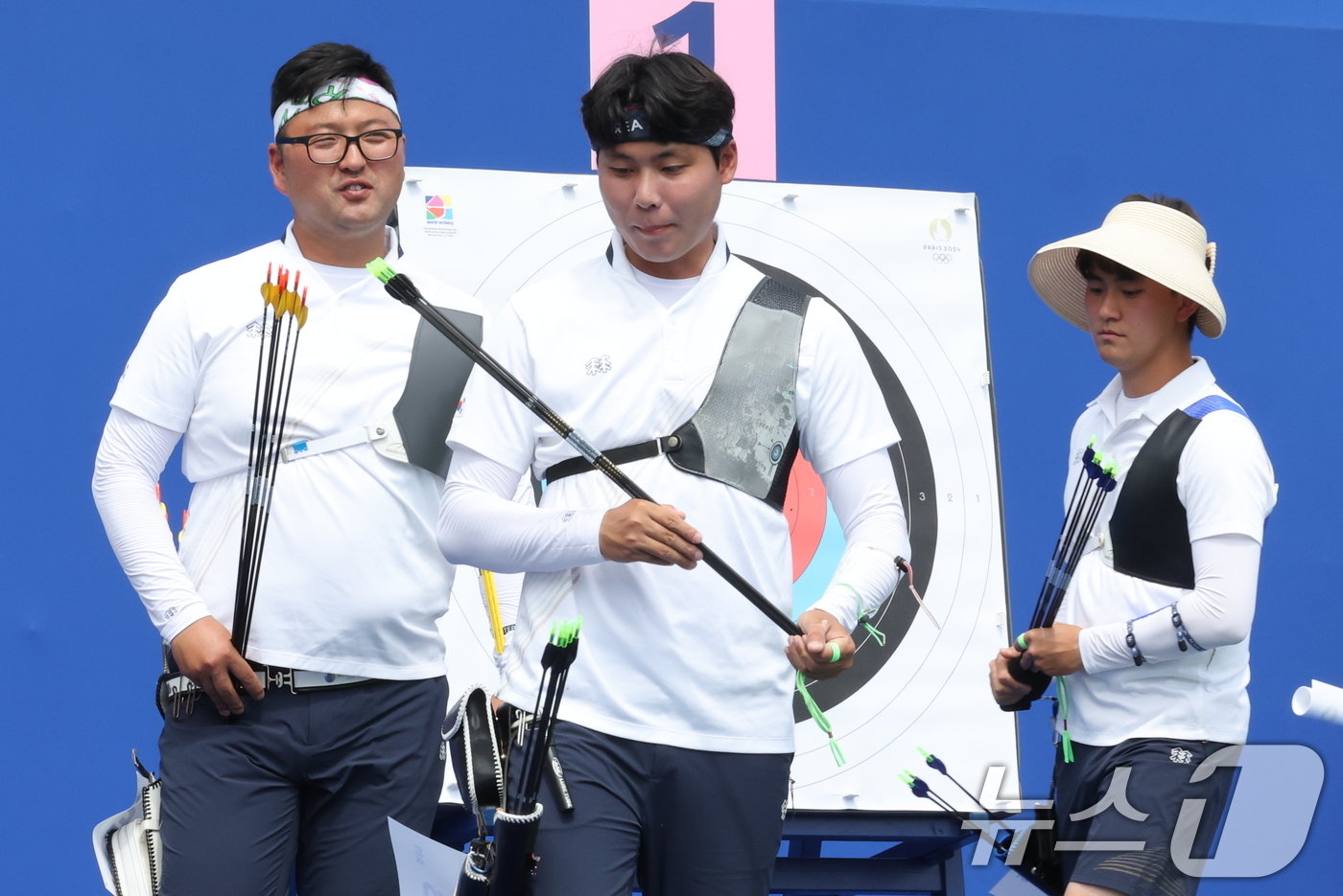 2024 파리올림픽 대한민국 양궁대표팀 김우진, 이우석, 김제덕&#40;왼쪽부터&#41;이 25일&#40;한국시간&#41; 프랑스 파리 레쟁발리드에서 열린 남자 개인 랭킹 라운드에서 점수를 확인하고 있다. 2024.7.25/뉴스1 ⓒ News1 이동해 기자