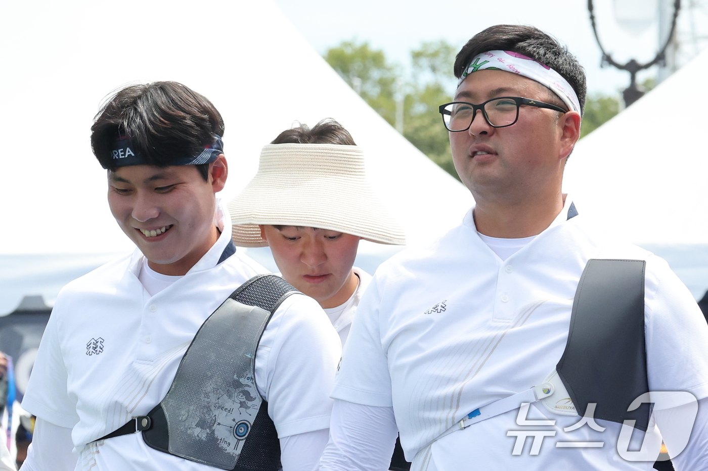 (파리(프랑스)=뉴스1) 이동해 기자 = 2024 파리올림픽 대한민국 양궁대표팀 이우석(왼쪽부터), 김제덕, 김우진이 25일(한국시간) 프랑스 파리 레쟁발리드에서 열린 남자 개인 …