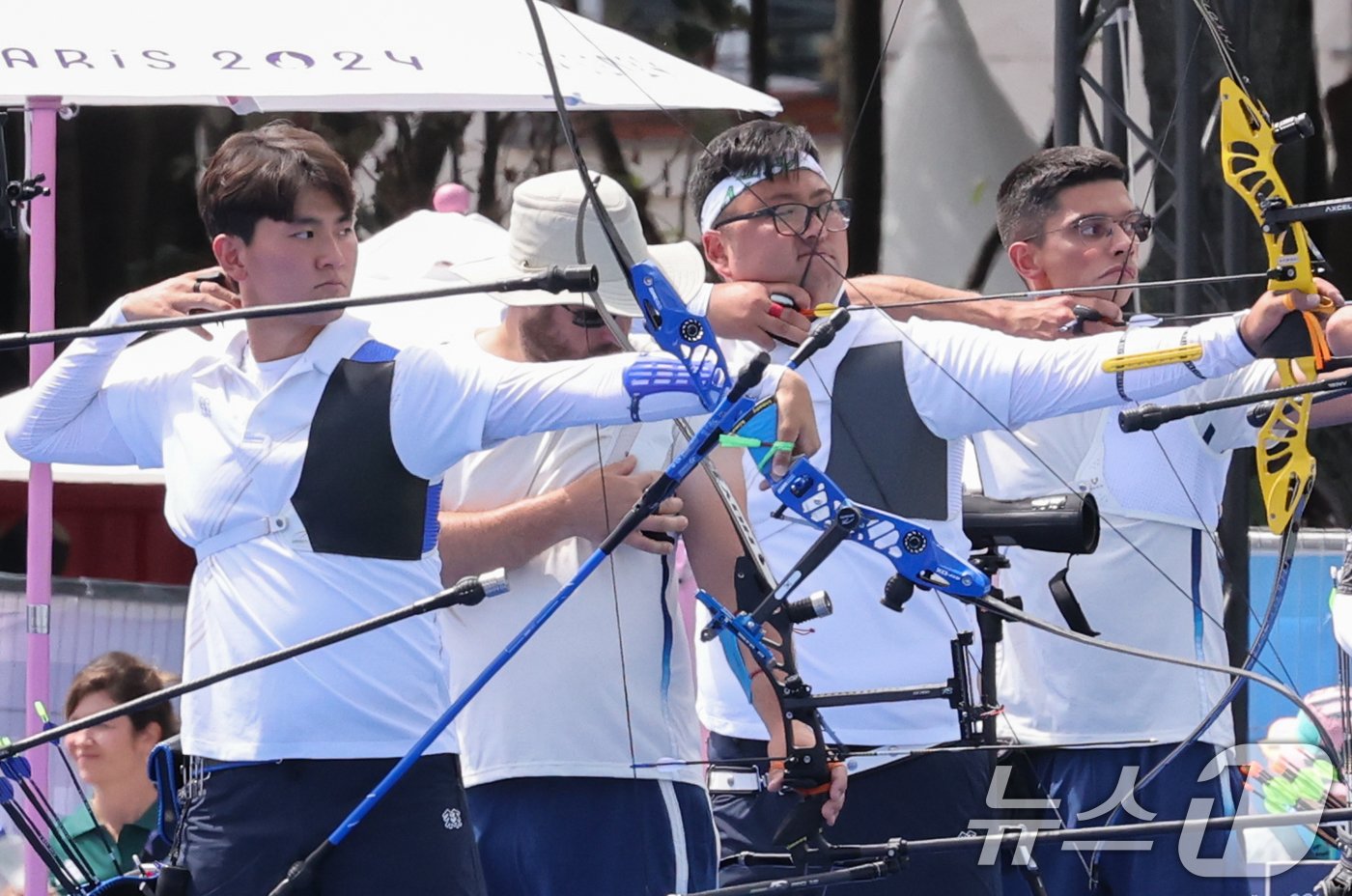 2024 파리올림픽 대한민국 양궁대표팀 김제덕&#40;왼쪽&#41;과 김우진이 25일&#40;한국시간&#41; 프랑스 파리 레쟁발리드에서 열린 남자 개인 랭킹 라운드에서 활시위를 당기고 있다. 2024.7.25/뉴스1 ⓒ News1 이동해 기자