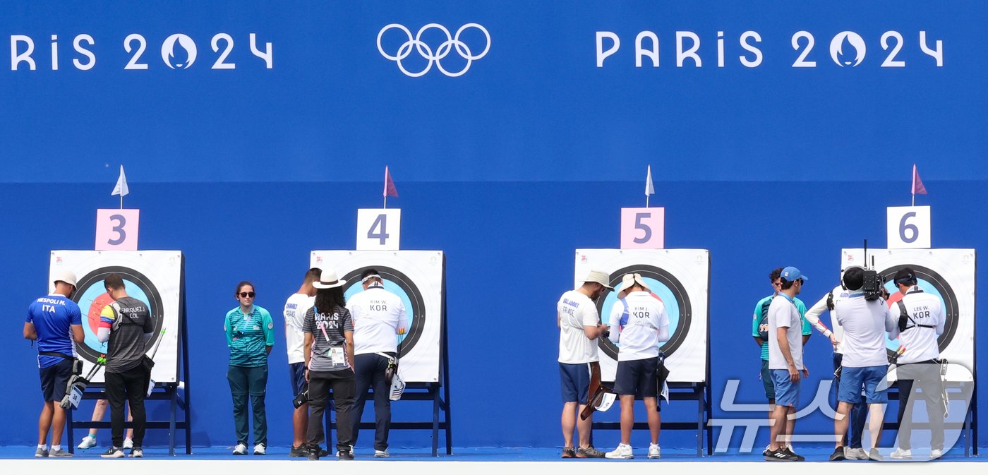 2024 파리올림픽 대한민국 양궁대표팀 김우진&#40;왼쪽 두 번째부터&#41;, 김제덕, 이우석이 25일&#40;한국시간&#41; 프랑스 파리 레쟁발리드에서 열린 남자 개인 랭킹 라운드에서 점수를 확인하고 있다. 2024.7.25/뉴스1 ⓒ News1 이동해 기자