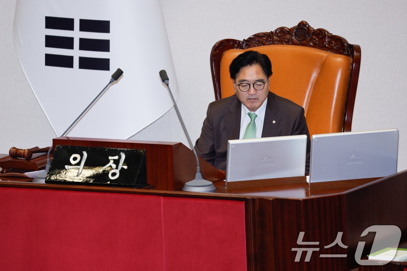 본문 이미지 - 우원식 국회의장이 25일 오후 10시쯤 서울 여의도 국회에서 방통위법(방송통신위원회의 설치 및 운영에 관한 법률 일부개정법률안)에 반대하는 최형두 국민의힘 의원의 무제한 토론(필리버스터)을 듣고 있다. 2024.7.25/뉴스1 ⓒ News1 안은나 기자