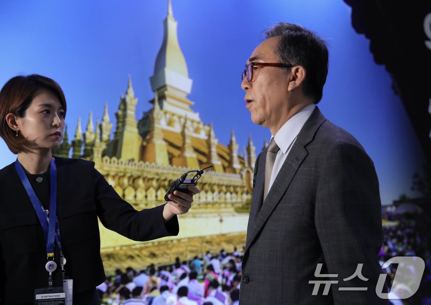 본문 이미지 - 조태열 외교부 장관이 아세안&#40;ASEAN·동남아시아국가연합&#41; 관련 외교장관회의 개막을 하루 앞둔 25일&#40;현지시간&#41; 라오스 비엔티안 왓타이 국제공항에 도착해 취재진의 질문에 답하고 있다.2024.7.25/뉴스1 ⓒ News1 오대일 기자