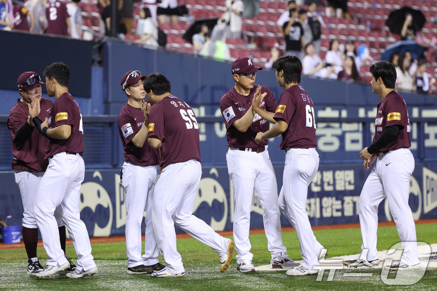 (서울=뉴스1) 신웅수 기자 = 25일 오후 서울 송파구 잠실야구장에서 열린 ‘2024 신한 SOL 뱅크 KBO리그’ 키움 히어로즈와 두산 베어스의 경기에서 6대 1로 승리한 키움 …