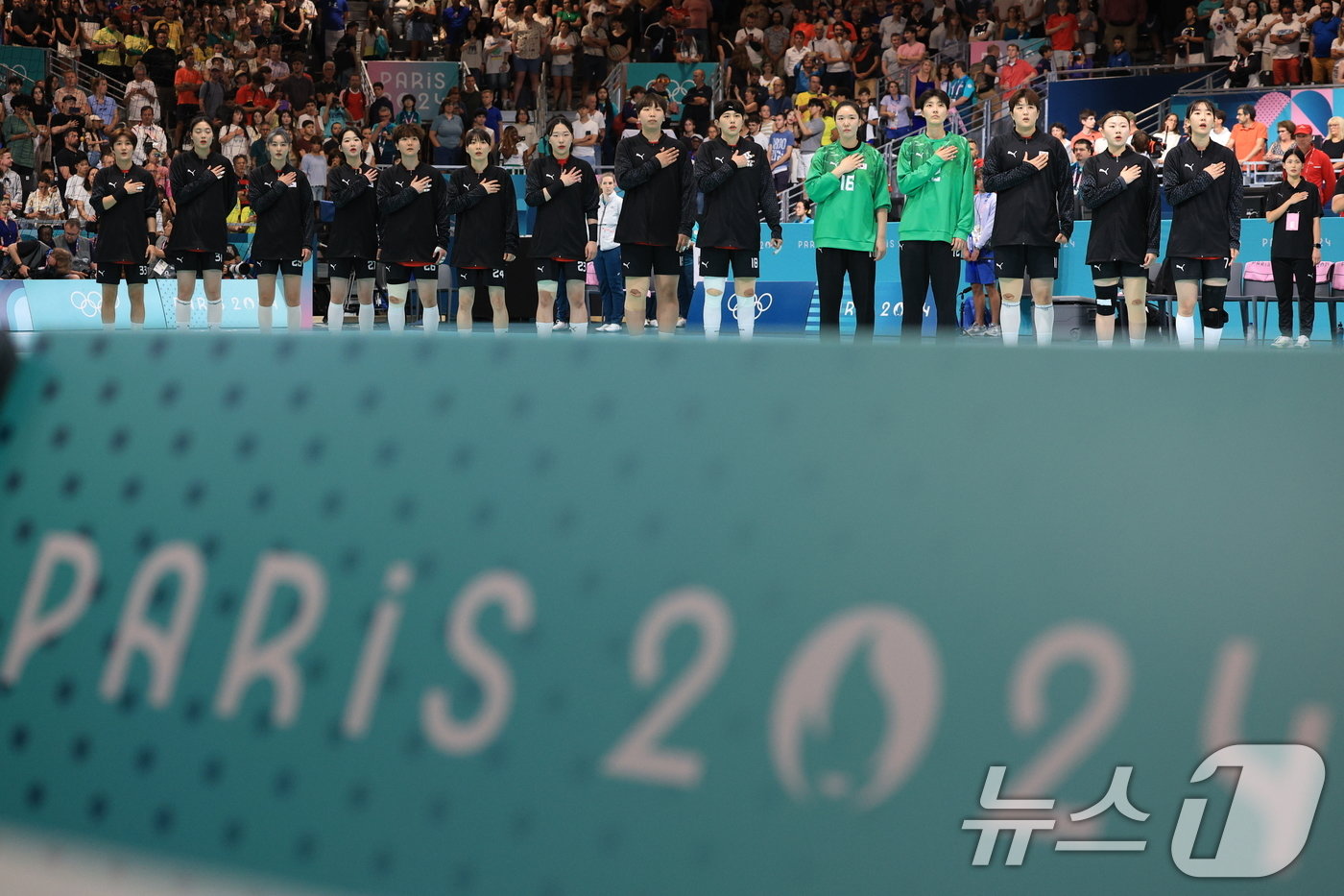 본문 이미지 - 25일 오후(한국시간) 프랑스 파리 사우스 파리 아레나6에서 열린 파리올림픽 핸드볼 여자 예선 라운드 A조 대한민국과 독일의 경기에서 대한민국 선수들이 애국가를 제창하고 있다. 2024.7.25/뉴스1 ⓒ News1 박정호 기자