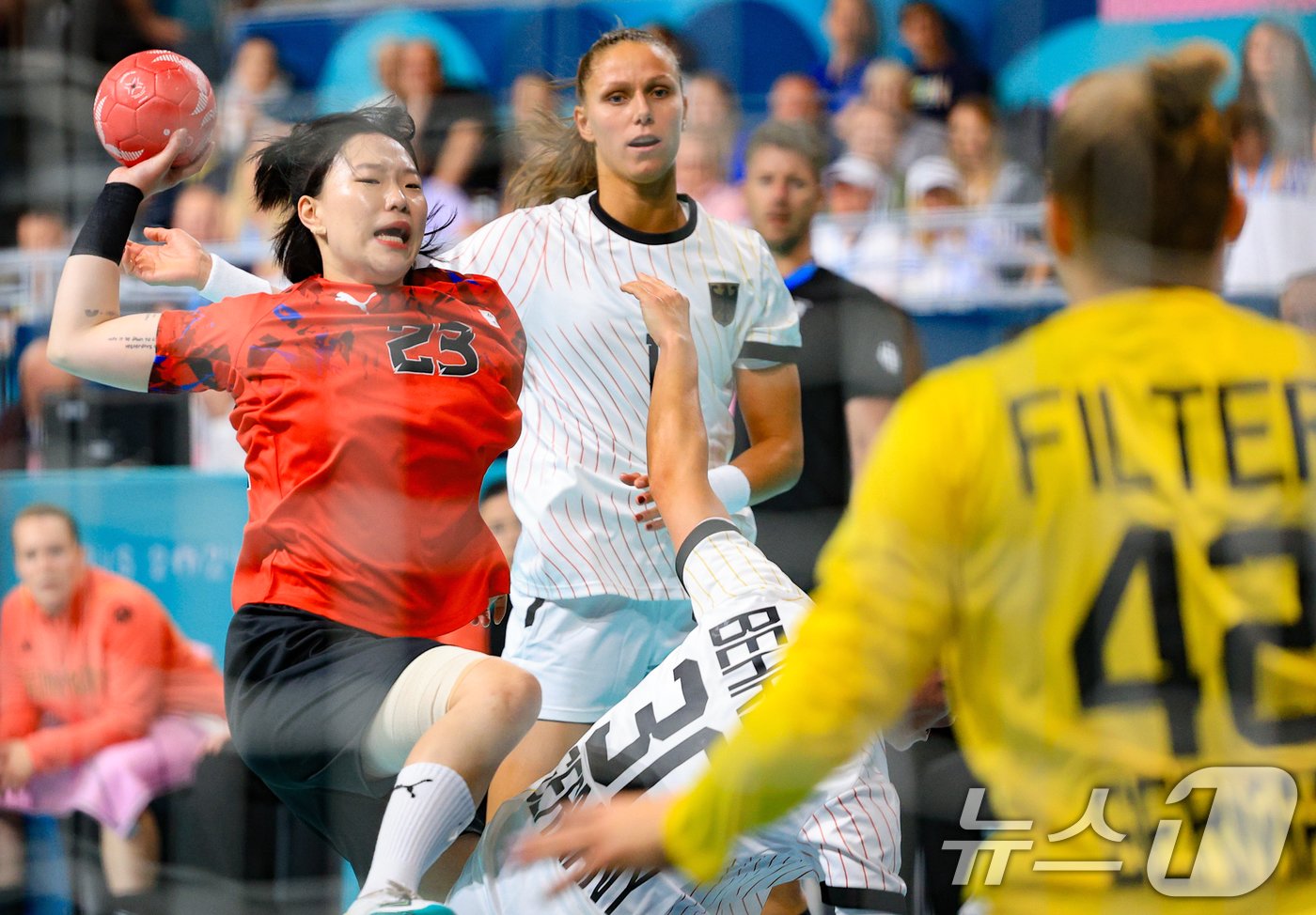 본문 이미지 - 25일 오후(한국시간) 프랑스 파리 사우스 파리 아레나6에서 열린 파리올림픽 핸드볼 여자 예선 라운드 A조 대한민국과 독일의 경기에서 대한민국 우빛나가 상대 문전으로 슛을 시도하고 있다. 2024.7.25/뉴스1 ⓒ News1 박정호 기자