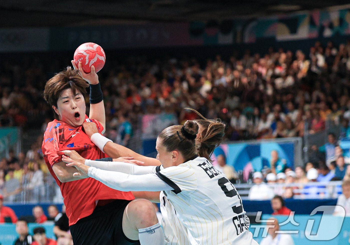 본문 이미지 - 25일 오후(한국시간) 프랑스 파리 사우스 파리 아레나6에서 열린 파리올림픽 핸드볼 여자 예선 라운드 A조 대한민국과 독일의 경기에서 대한민국 류은희가 슛을 시도하고 있다. 2024.7.25/뉴스1 ⓒ News1 박정호 기자