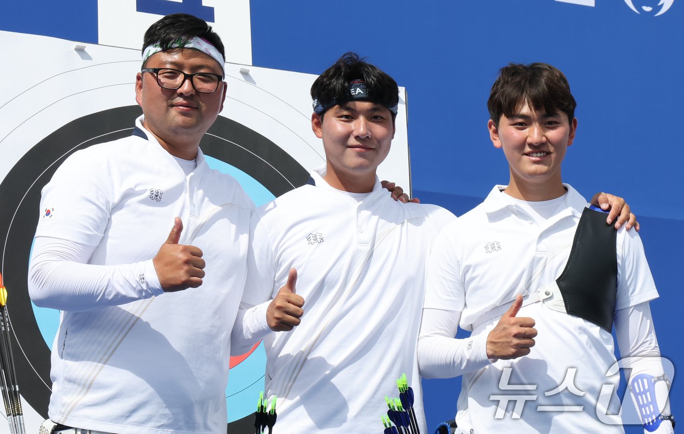 2024 파리올림픽 대한민국 양궁대표팀 김우진&#40;왼쪽부터&#41;, 이우석, 김제덕이 25일&#40;한국시간&#41; 프랑스 파리 레쟁발리드에서 열린 남자 개인 랭킹 라운드를 마친 후 기념촬영을 하고 있다. 2024.7.25/뉴스1 ⓒ News1 이동해 기자