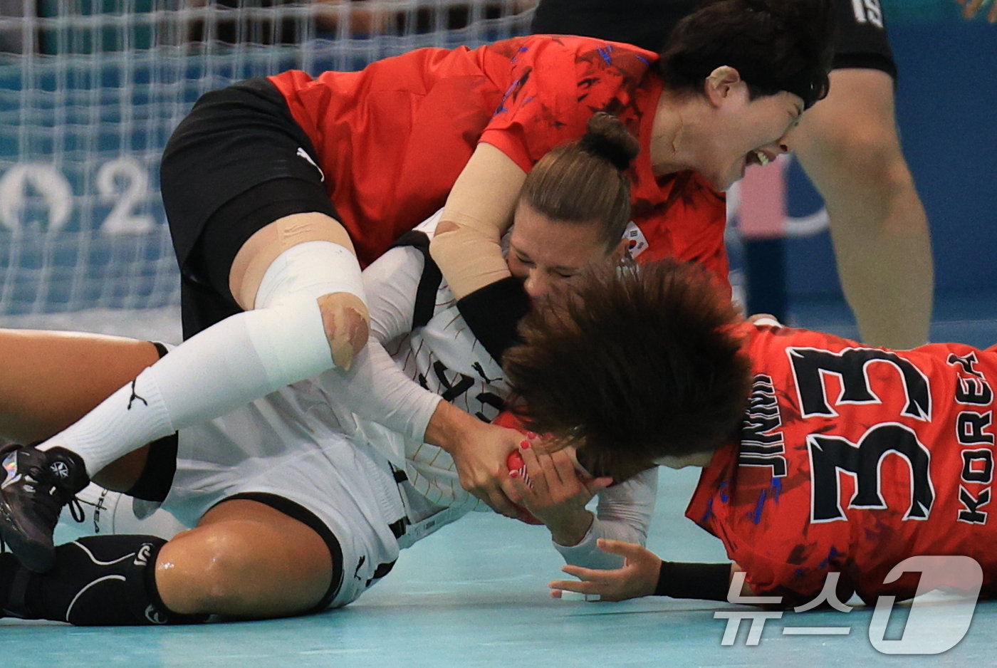 본문 이미지 - 25일 오후(한국시간) 프랑스 파리 사우스 파리 아레나6에서 열린 파리올림픽 핸드볼 여자 예선 라운드 A조 대한민국과 독일의 경기에서 대한민국 한미슬, 신진미가 볼 다툼을 벌이고 있다. 2024.7.25/뉴스1 ⓒ News1 박정호 기자