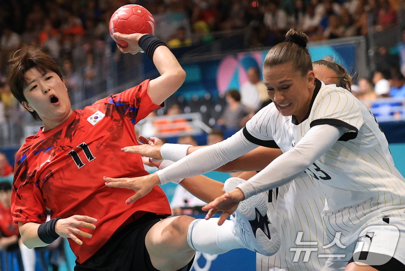 본문 이미지 - 25일 오후(한국시간) 프랑스 파리 사우스 파리 아레나6에서 열린 파리올림픽 핸드볼 여자 예선 라운드 A조 대한민국과 독일의 경기에서 대한민국 류은희가 상대 수비에 막히고 있다. 2024.7.25/뉴스1 ⓒ News1 박정호 기자