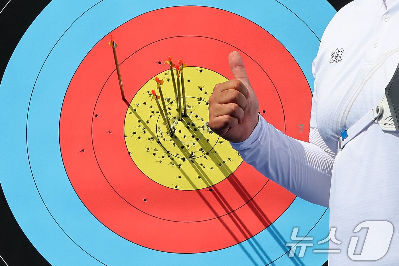 본문 이미지 - 2024 파리올림픽 대한민국 양궁대표팀 김우진이 25일&#40;한국시간&#41; 프랑스 파리 레쟁발리드에서 열린 남자 개인 랭킹 라운드에서 686점으로 1위를 차지했다. 사진은 김우진이 사용한 과녁과 손가락 엄지 척. 2024.7.25/뉴스1 ⓒ News1 이동해 기자