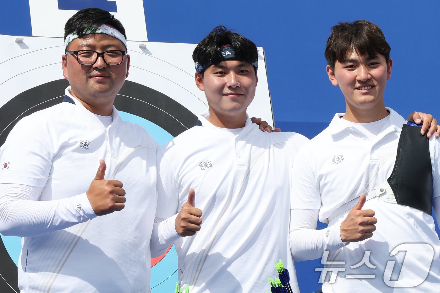 2024 파리올림픽 대한민국 양궁대표팀 김우진&#40;왼쪽부터&#41;, 이우석, 김제덕이 25일&#40;한국시간&#41; 프랑스 파리 레쟁발리드에서 열린 남자 개인 랭킹 라운드를 마친 후 기념촬영을 하고 있다. 2024.7.25/뉴스1 ⓒ News1 이동해 기자