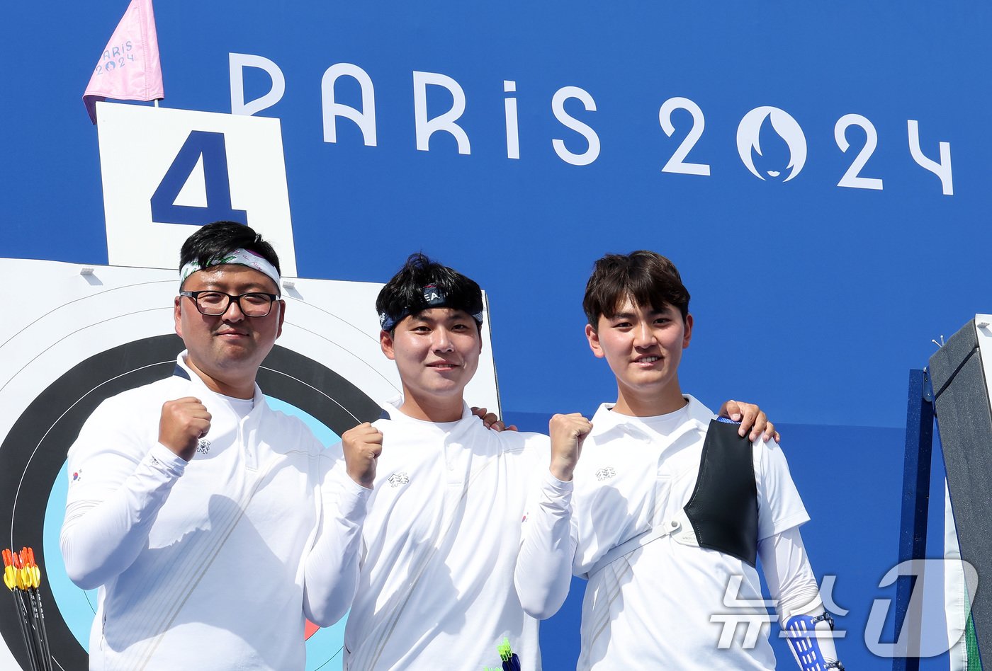 2024 파리올림픽 대한민국 양궁대표팀 김우진&#40;왼쪽부터&#41;, 이우석, 김제덕이 25일&#40;한국시간&#41; 프랑스 파리 레쟁발리드에서 열린 남자 개인 랭킹 라운드를 마친 후 기념촬영을 하고 있다. 2024.7.25/뉴스1 ⓒ News1 이동해 기자