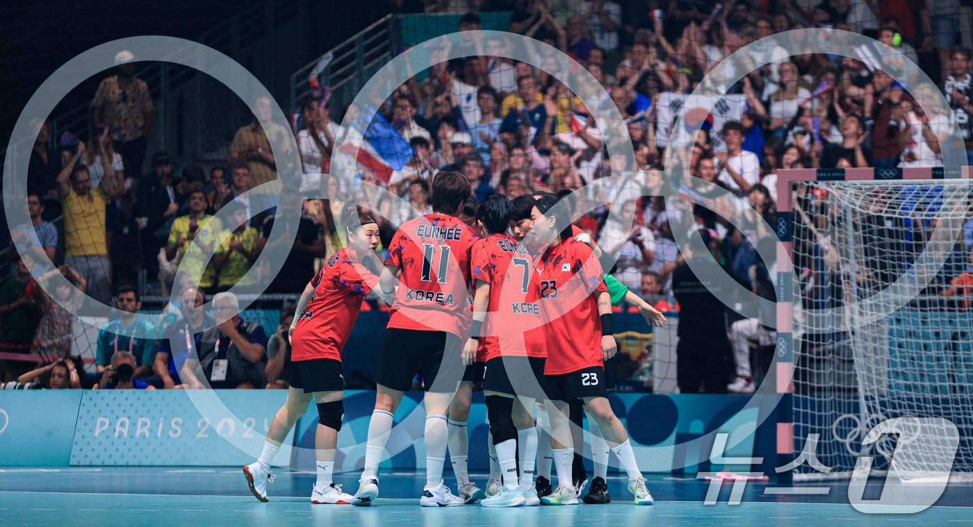 본문 이미지 - 25일 오후(한국시간) 프랑스 파리 사우스 파리 아레나6에서 열린 파리올림픽 핸드볼 여자 예선 라운드 A조 대한민국과 독일의 경기에서 대한민국 선수들이 후반전 시작에 앞서 결의를 다지고 있다. (다중노출) 2024.7.25/뉴스1 ⓒ News1 박정호 기자