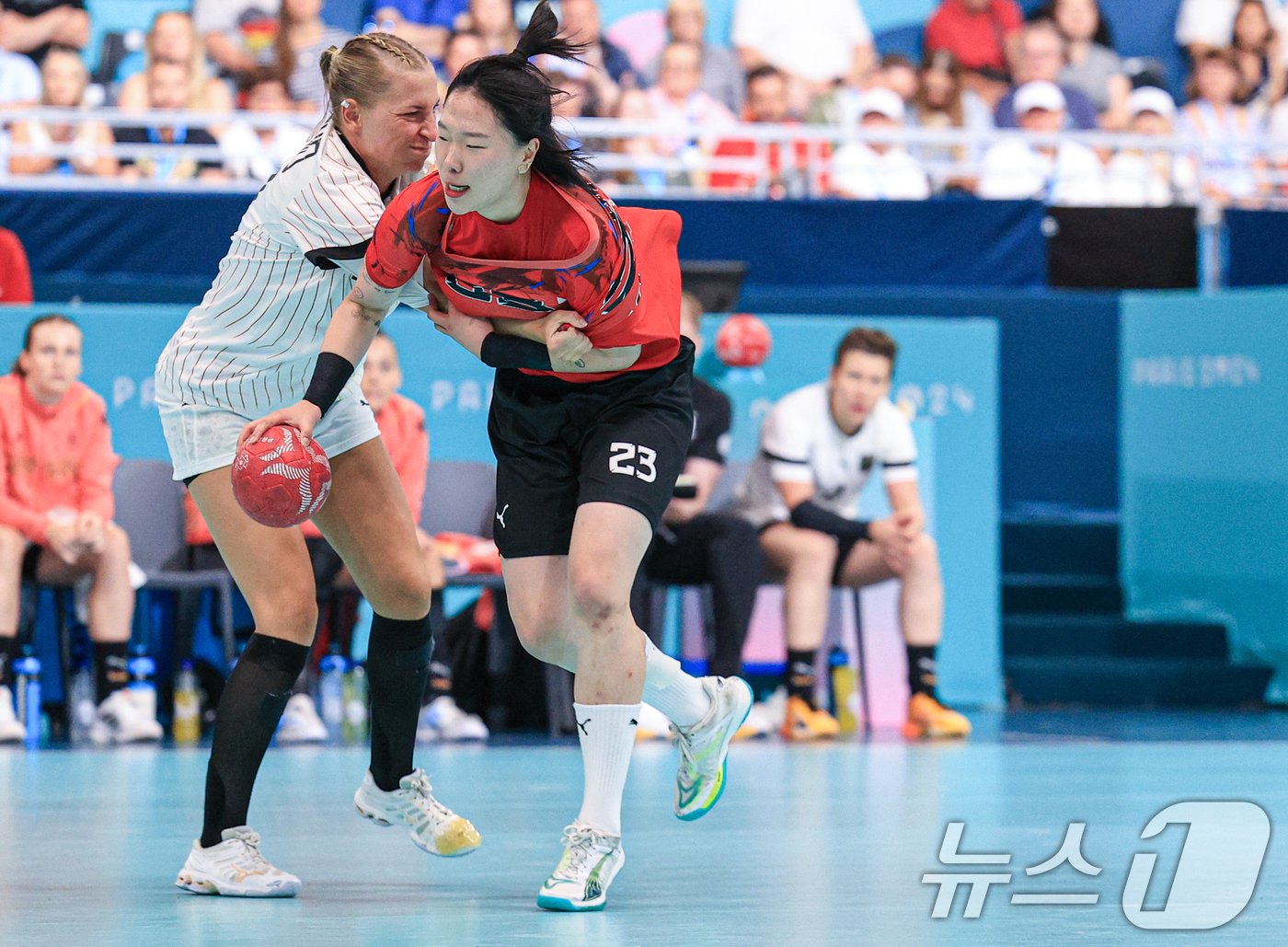 본문 이미지 - 25일 오후(한국시간) 프랑스 파리 사우스 파리 아레나6에서 열린 파리올림픽 핸드볼 여자 예선 라운드 A조 대한민국과 독일의 경기에서 대한민국 우빛나가 돌파를 시도하고 있다. 2024.7.25/뉴스1 ⓒ News1 박정호 기자