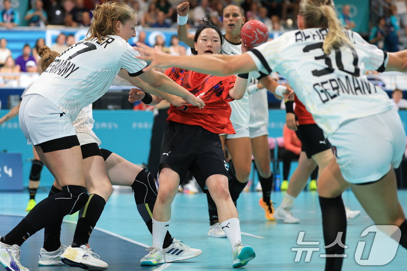본문 이미지 - 25일 오후(한국시간) 프랑스 파리 사우스 파리 아레나6에서 열린 파리올림픽 핸드볼 여자 예선 라운드 A조 대한민국과 독일의 경기에서 대한민국 우빛나가 패스를 시도하고 있다. 2024.7.25/뉴스1 ⓒ News1 박정호 기자