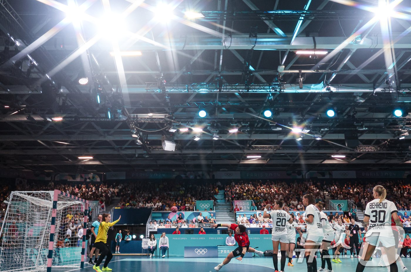 본문 이미지 - 25일 오후(한국시간) 프랑스 파리 사우스 파리 아레나6에서 열린 파리올림픽 핸드볼 여자 예선 라운드 A조 대한민국과 독일의 경기에서 대한민국 강은혜가 패널티스로를 하고 있다. 2024.7.25/뉴스1 ⓒ News1 박정호 기자