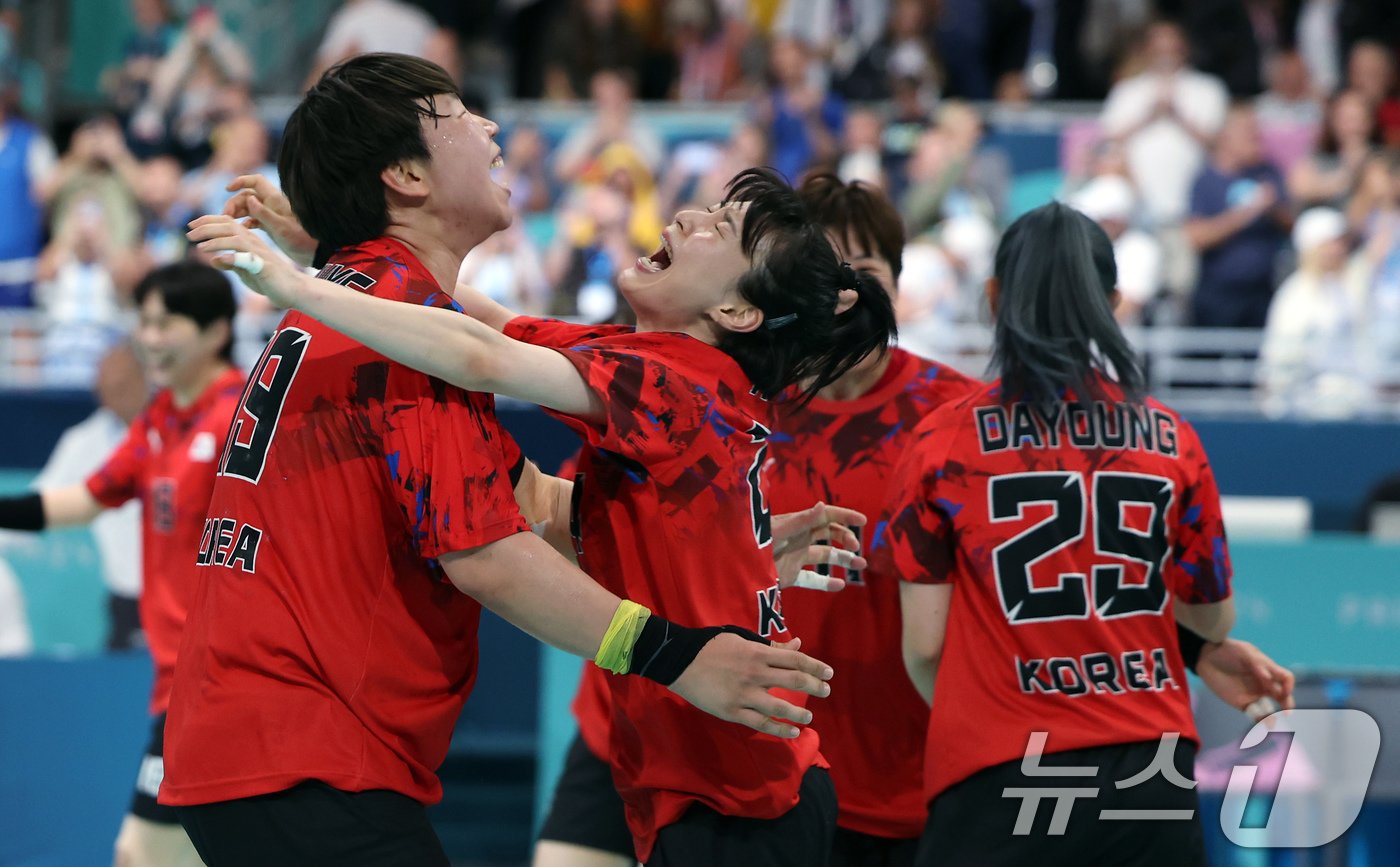 본문 이미지 - 25일 오후(한국시간) 프랑스 파리 사우스 파리 아레나6에서 열린 파리올림픽 핸드볼 여자 예선 라운드 A조 대한민국과 독일의 경기에서 승리한 대한민국 선수들이 기쁨을 나누고 있다. 2024.7.26/뉴스1 ⓒ News1 박정호 기자