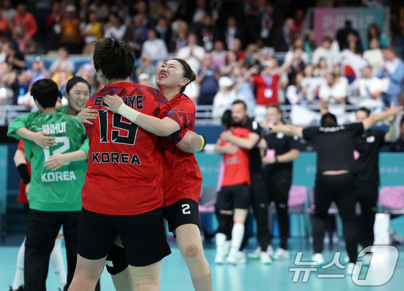 본문 이미지 - 25일 오후(한국시간) 프랑스 파리 사우스 파리 아레나6에서 열린 파리올림픽 핸드볼 여자 예선 라운드 A조 대한민국과 독일의 경기에서 승리한 대한민국 선수들이 코트로 쏟아져 나와 기쁨을 나누고 있다. 2024.7.26/뉴스1 ⓒ News1 박정호 기자