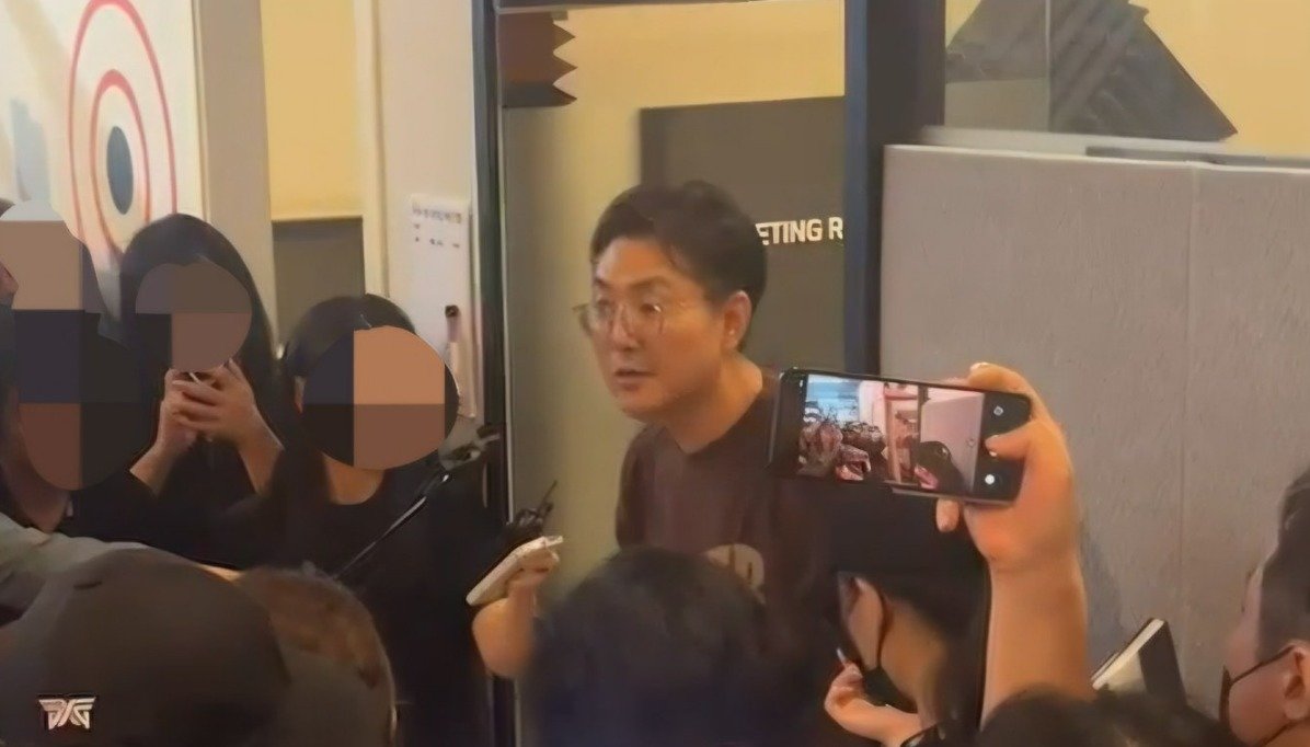 본문 이미지 - 권도완 티몬 운영사업본부장이 26일 새벽 서울 강남구 신사동 티몬 신사옥을 점거한 피해자들 앞에서 브리핑을 하고 있다(온라인 커뮤니티 캡처).