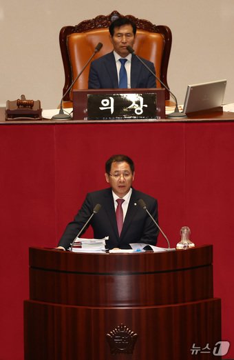 국민의힘 미디어특별위원회 위원장인 이상휘 의원이 26일 오전 서울 여의도 국회 본회의장에서 방통위법&#40;방송통신위원회의 설치 및 운영에 관한 법률 일부개정법률안&#41;에 반대하는 무제한 토론&#40;필리버스터&#41;을 하고 있다. 2024.7.26/뉴스1 ⓒ News1 김민지 기자