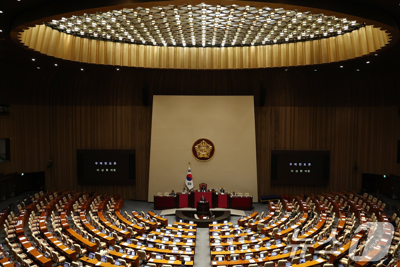 국민의힘 미디어특별위원회 위원장인 이상휘 의원이 26일 오전 서울 여의도 국회 본회의장에서 방통위법&#40;방송통신위원회의 설치 및 운영에 관한 법률 일부개정법률안&#41;에 반대하는 무제한 토론&#40;필리버스터&#41;을 하고 있다. 2024.7.26/뉴스1 ⓒ News1 김민지 기자