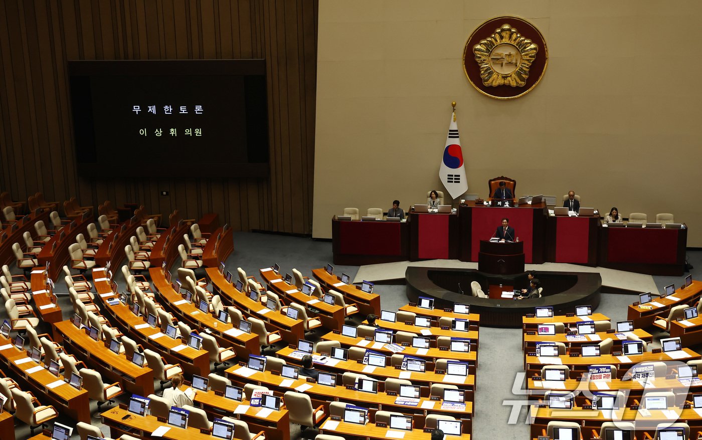 국민의힘 미디어특별위원회 위원장인 이상휘 의원이 26일 오전 서울 여의도 국회 본회의장에서 방통위법&#40;방송통신위원회의 설치 및 운영에 관한 법률 일부개정법률안&#41;에 반대하는 무제한 토론&#40;필리버스터&#41;을 하고 있다. 2024.7.26/뉴스1 ⓒ News1 김민지 기자