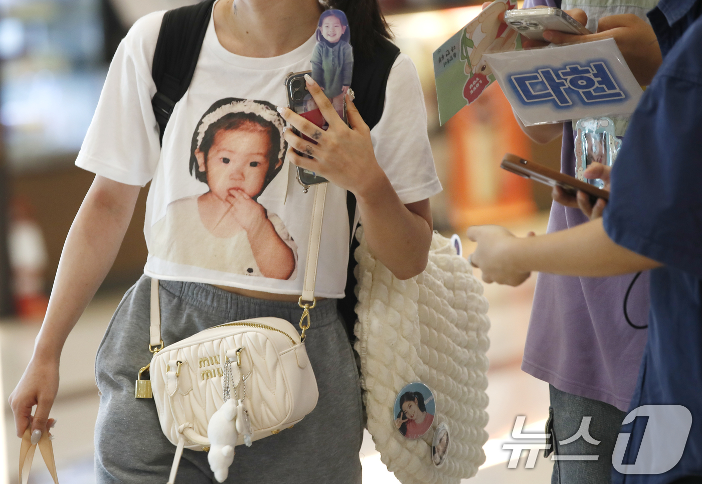 (김포공항=뉴스1) 권현진 기자 = 26일 오전 김포국제공항에 한 일본 팬이 트와이스 다현의 어린시절 사진이 프린팅된 옷을 입고 그가 오기를 기다리고 있다. 2024.7.26/뉴스 …