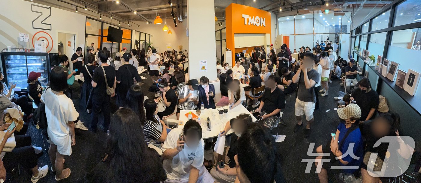 본문 이미지 - 서울 강남구 티몬 신사옥에서 '판매 대금 미정산 사태'로 피해를 입은 소비자들이 환불 현장 접수를 위해 기다리고 있다. /뉴스1 ⓒ News1 유승관 기자