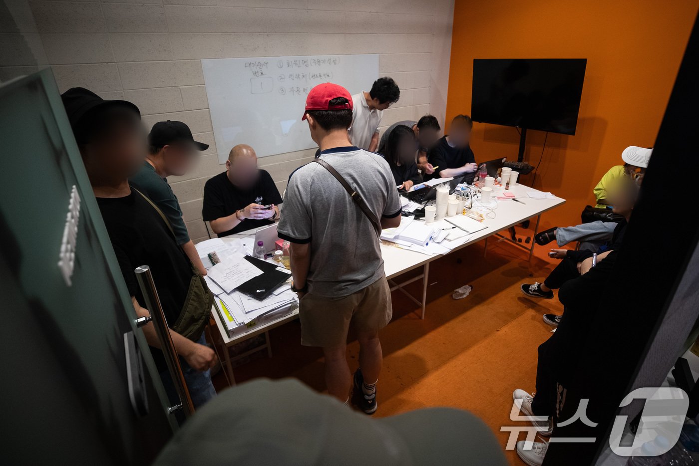 본문 이미지 - 26일 서울 강남구 티몬 신사옥에서 '판매 대금 미정산 사태'로 피해를 입은 소비자들이 환불 현장 접수를 하고 있다. 2024.7.26/뉴스1 ⓒ News1 유승관 기자