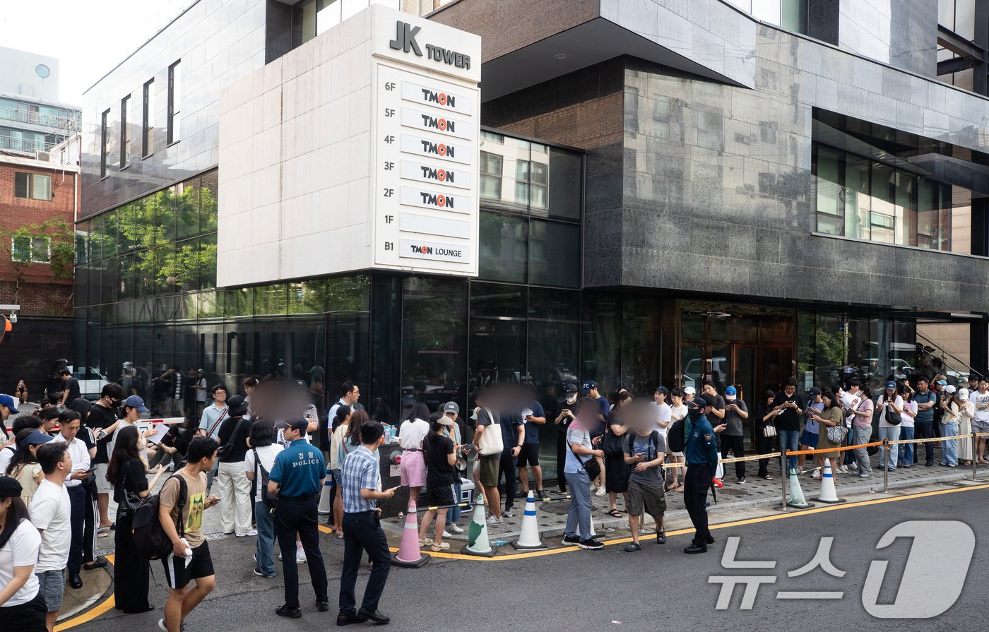 본문 이미지 - 26일 서울 강남구 티몬 신사옥에서 '판매 대금 미정산 사태'로 피해를 입은 소비자들이 환불 현장 접수를 위해 기다리고 있다. 2024.7.26/뉴스1 ⓒ News1 유승관 기자