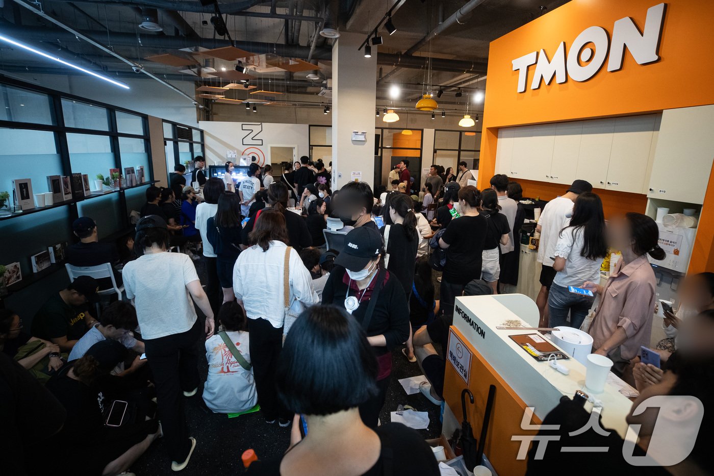본문 이미지 - 26일 서울 강남구 티몬 신사옥에서 '판매 대금 미정산 사태'로 피해를 입은 소비자들이 환불 현장 접수를 위해 기다리고 있다. 앞서 지난 25일 위메프에 이어 환불을 요구하는 소비자들이 티몬 본사 점거에 들어갔으며 26일 새벽 권도완 티몬 운영사업본부장의 환불 입장이 표명된 후 티몬이 환불 현장 접수 및 환불을 진행하고 있는 것으로 알려졌다. 2024.7.26/뉴스1 ⓒ News1 유승관 기자
