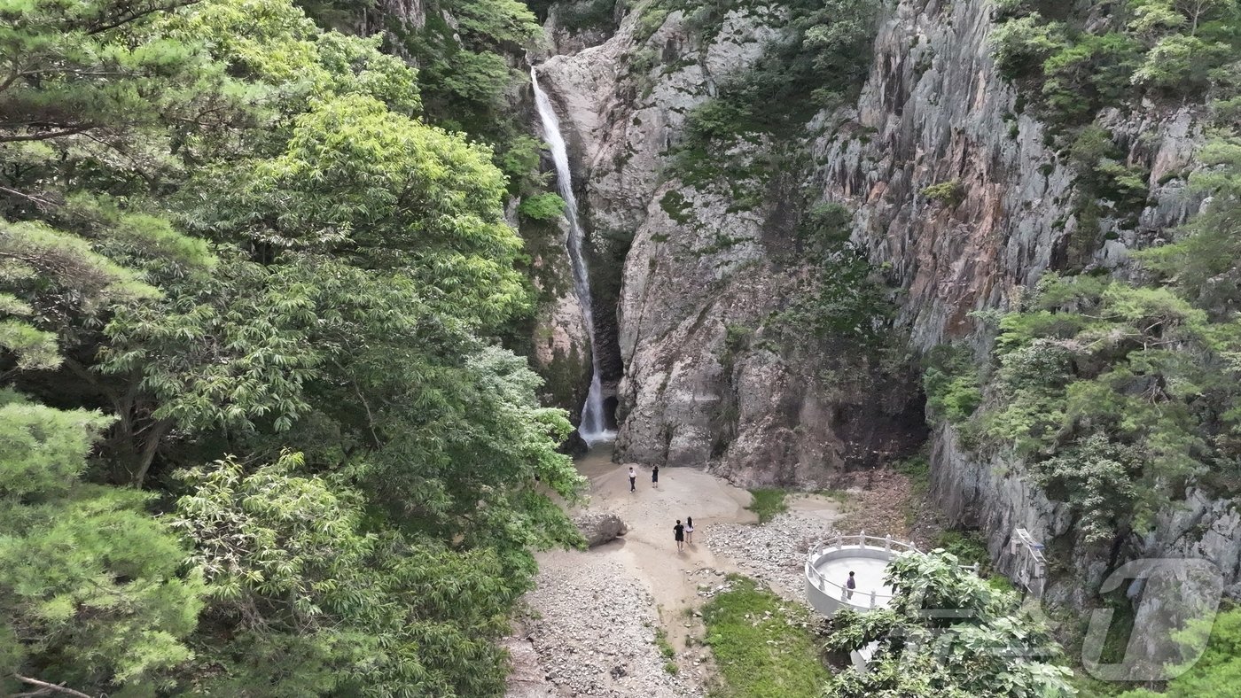 충북 영동군 심천면 옥계폭포가 장맛비로 불어난 물줄기를 30여m 아래로 힘차게 뿜어내며 장관을 이루고 있다.&#40;영동군 제공&#41; /뉴스1 