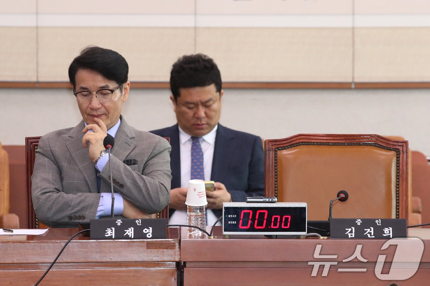 본문 이미지 - 최재영 목사가 26일 오전 서울 여의도 국회 법제사법위원회 전체회의장에서 열린 '윤석열 대통령 탄핵소추안 발의 요청' 국민동의 청원 관련 2차 청문회에 출석하고 있다. 오른쪽은 증인 김건희 여사 자리. 2024.7.26/뉴스1 ⓒ News1 이광호 기자