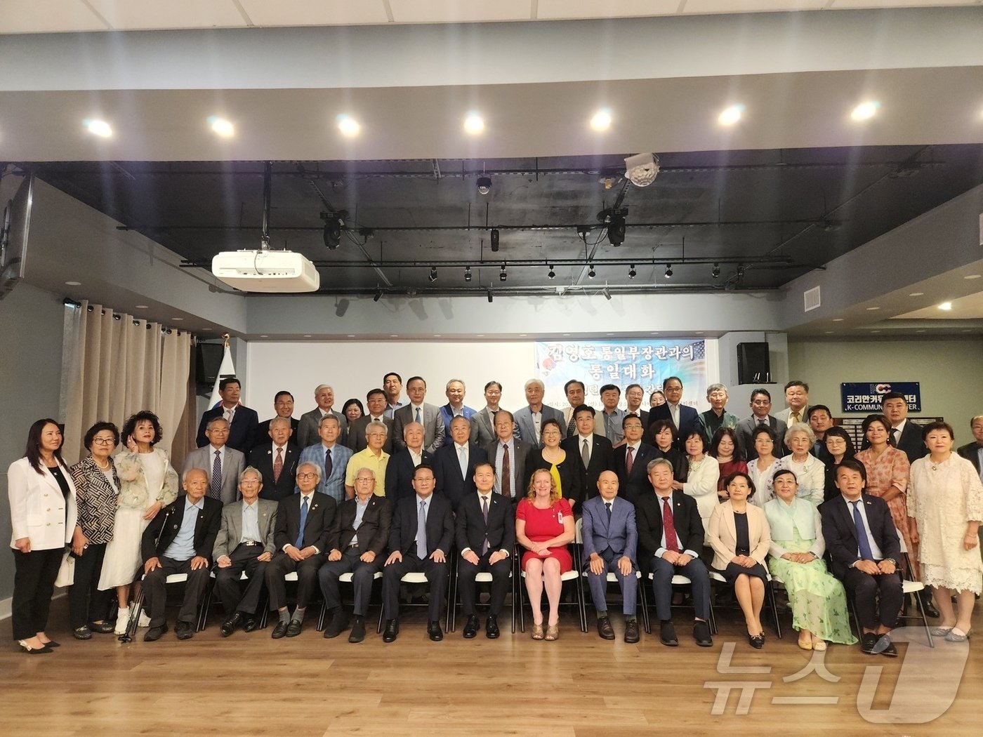 본문 이미지 - 워싱턴지역 동포 간담회에 참석하고 있는 김영호 장관 모습(통일부 제공)