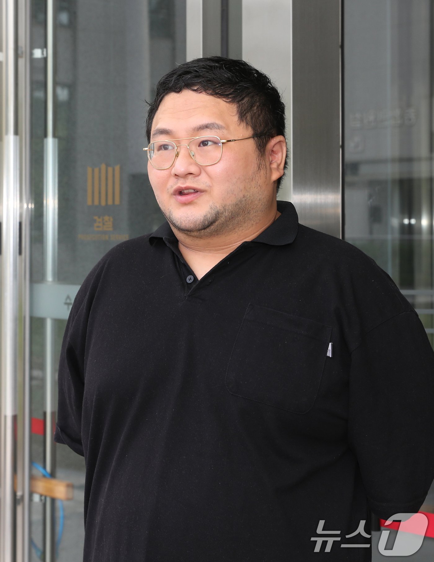 본문 이미지 - 먹방 유튜버 '쯔양'(본명 박정원)을 협박해 돈을 갈취한 혐의를 받고 있는 유튜버 구제역(본명 이준희)이 26일 오전 경기 수원시 영통구 수원지방검찰청으로 구속 전 피의자심문(영장실질심사)을 받기 위해 출석하고 있다. 2024.7.26/뉴스1 ⓒ News1 김영운 기자