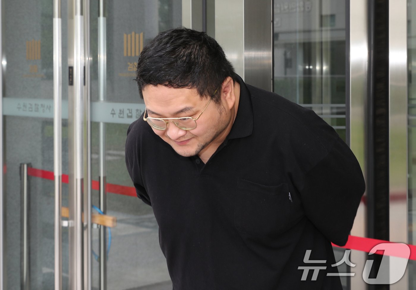 본문 이미지 - 먹방 유튜버 '쯔양'(본명 박정원)을 협박해 돈을 갈취한 혐의를 받고 있는 유튜버 구제역(본명 이준희)이 26일 오전 경기 수원시 영통구 수원지방검찰청으로 구속 전 피의자심문(영장실질심사)을 받기 위해 출석하고 있다. 2024.7.26/뉴스1 ⓒ News1 김영운 기자