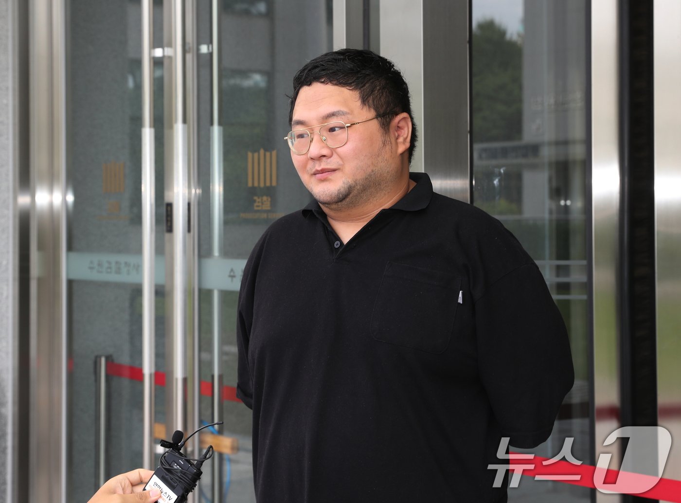 본문 이미지 - 먹방 유튜버 '쯔양'(본명 박정원)을 협박해 돈을 갈취한 혐의를 받고 있는 유튜버 구제역(본명 이준희)이 26일 오전 경기 수원시 영통구 수원지방검찰청으로 구속 전 피의자심문(영장실질심사)을 받기 위해 출석하고 있다.  2024.7.26/뉴스1 ⓒ News1 김영운 기자