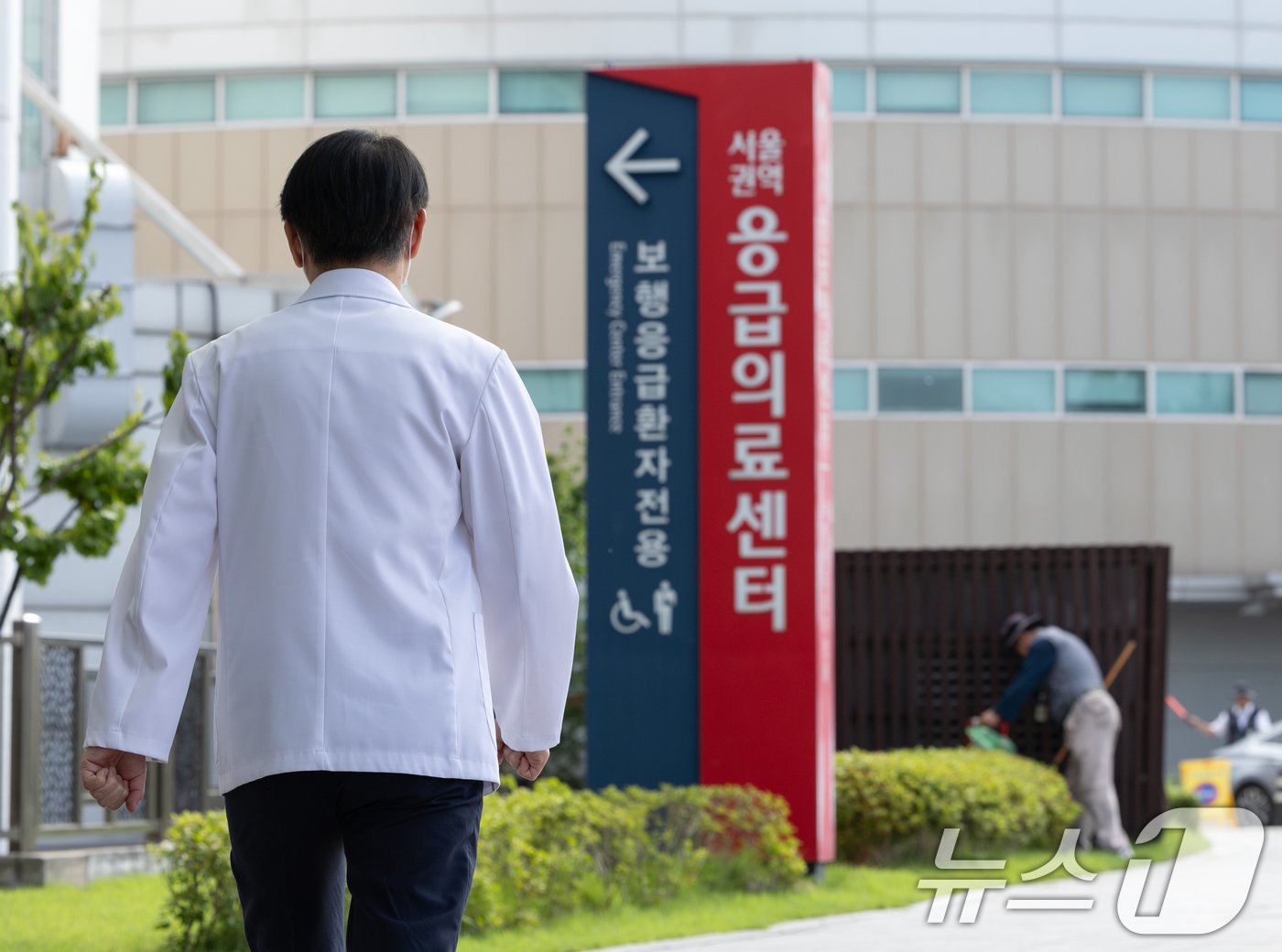 본문 이미지 - 의정 갈등이 이어지고 있는 26일 오전 서울 소재의 한 대학병원에서 의료진이 발걸음을 옮기고 있다. 2024.7.26/뉴스1 ⓒ News1 이재명 기자