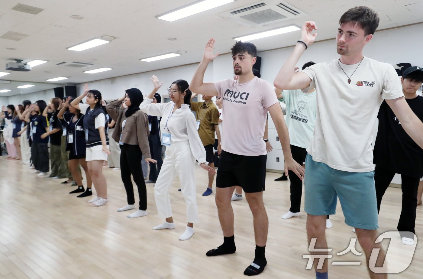 본문 이미지 - 26일 오전 부산 남구 국립부경대학교 대연캠퍼스에서 부경국제계절학기(PKNU-ISS)에 참가한 외국인 학생들이 케이팝 댄스를 배우고 있다.  2024.7.26/뉴스1 ⓒ News1 윤일지 기자