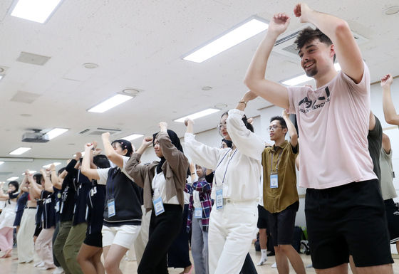 보는 공연은 옛말, 직접 춘다…K팝 댄스 클래스 트래픽 102% 급증