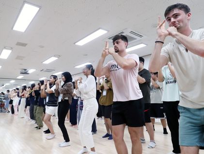 케이팝 댄스에 푹 빠진 외국인 대학생들